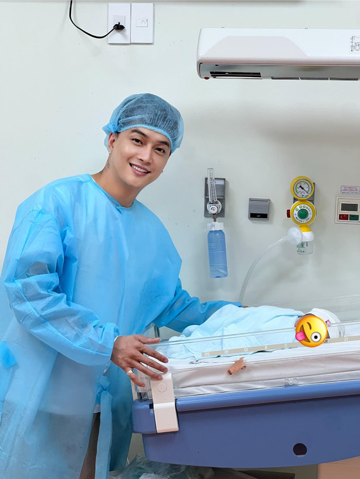 TiTi (HKT) bên cạnh con trai tên Phạm Gia Long. Diện mạo của nhóc tỳ vẫn còn được giữ kín.