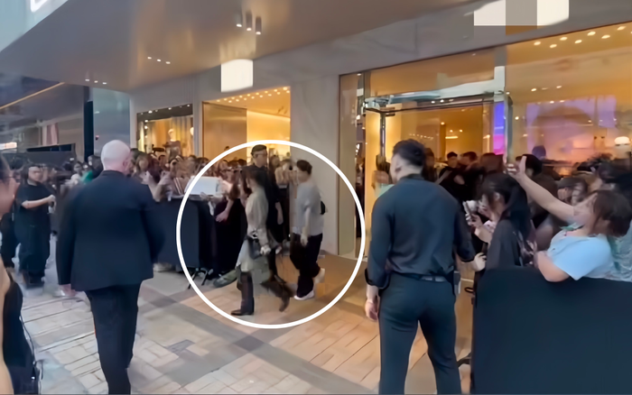 Nhờ có thân hình mảnh mai, Song Hye Kyo vẫn có thể 'chặt đẹp' bộ đồ qua góc quay của một số người có mặt tại sự kiện. Ảnh: Sưu tầm