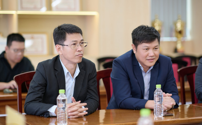 'Cái bắt tay' đưa sinh viên yêu thời trang từ giảng đường đến với sàn diễn quốc tế Ảnh 2