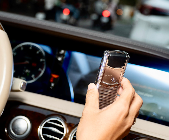 Vertu là một trong những dòng điện thoại cao cấp, có giá trị trăm triệu, thậm chí lên đến tiền tỷ.