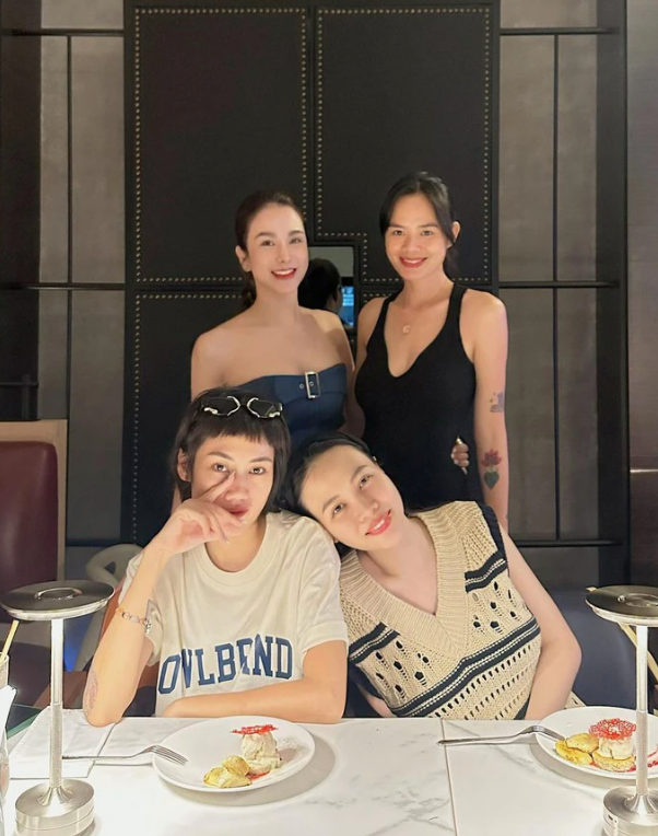 Đàm Thu Trang - Diệp Lâm Anh - Pông Chuẩn và Trần Hiền đã có hơn 1 thập kỉ làm bạn bè thân thiết. 