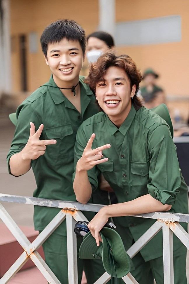 Hình ảnh Long Vũ trong bộ quân phục thu hút sự chú ý của cư dân mạng.&nbsp;