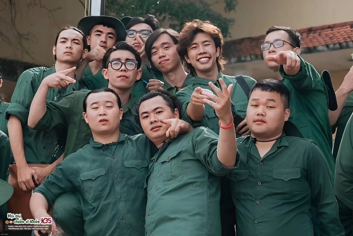 Long Vũ (hàng trên cùng, đứng thứ 2 tính từ phải sang) càng các bạn tham gia khóa học quân sự.&nbsp;