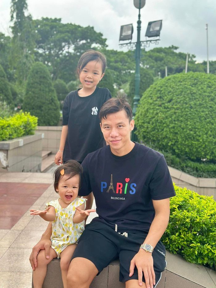 Hai cô con gái xinh xắn, đáng yêu tên Sunny và Kem của cầu thủ Quế Ngọc Hải và vợ Hoa khôi.