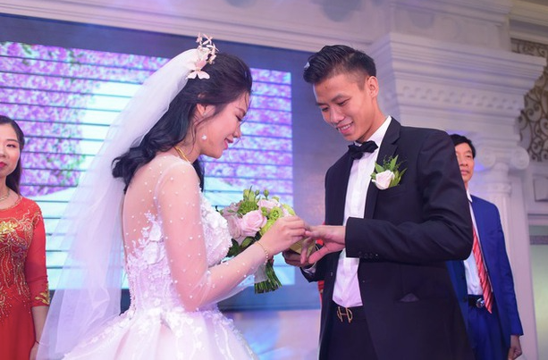 Đám cưới của cầu thủ Quế Ngọc Hải và Hoa khôi Thuỳ Phương được tổ chức vào năm 2018 với sự chứng kiến của gia đình cùng bạn bè thân thiết. 