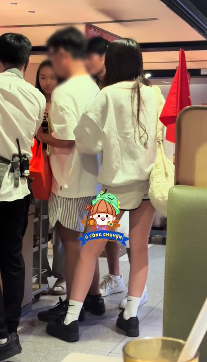 Cô bé diện quần ngắn, phong cách thời trang đơn giản nhưng đầy cá tính.