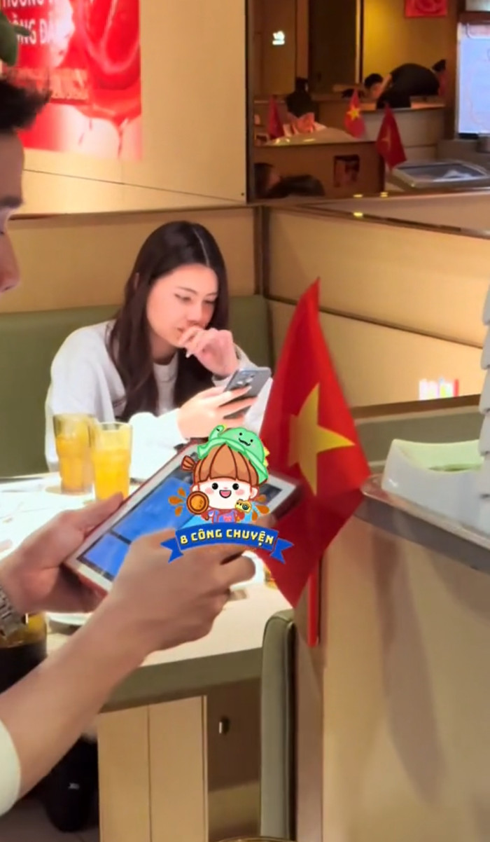 Nhan sắc phát sáng của con gái Quyền Linh - Bé Hạt Dẻ khi bị quay lén.