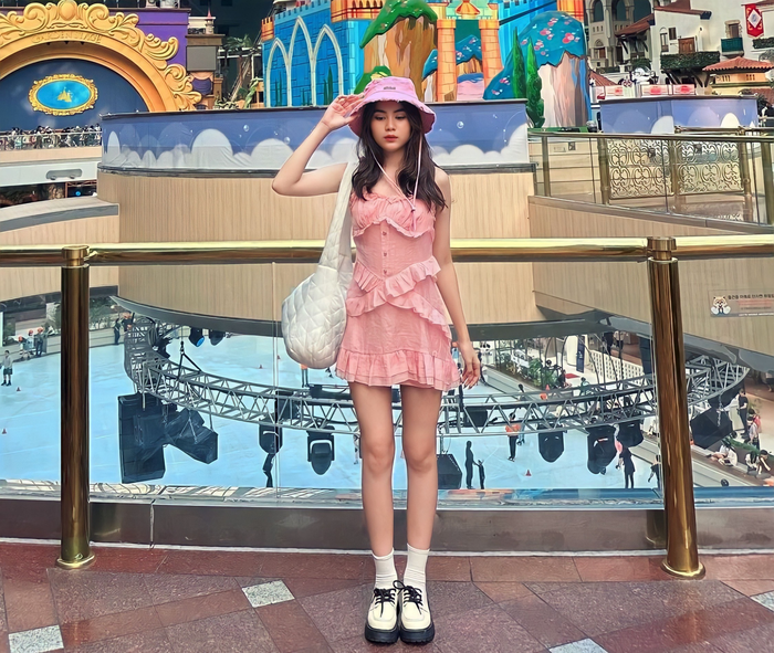 Vì là con gái của MC nổi tiếng nhất nhì showbiz Việt, Hạt Dẻ được dân mạng đặc biệt quan tâm.