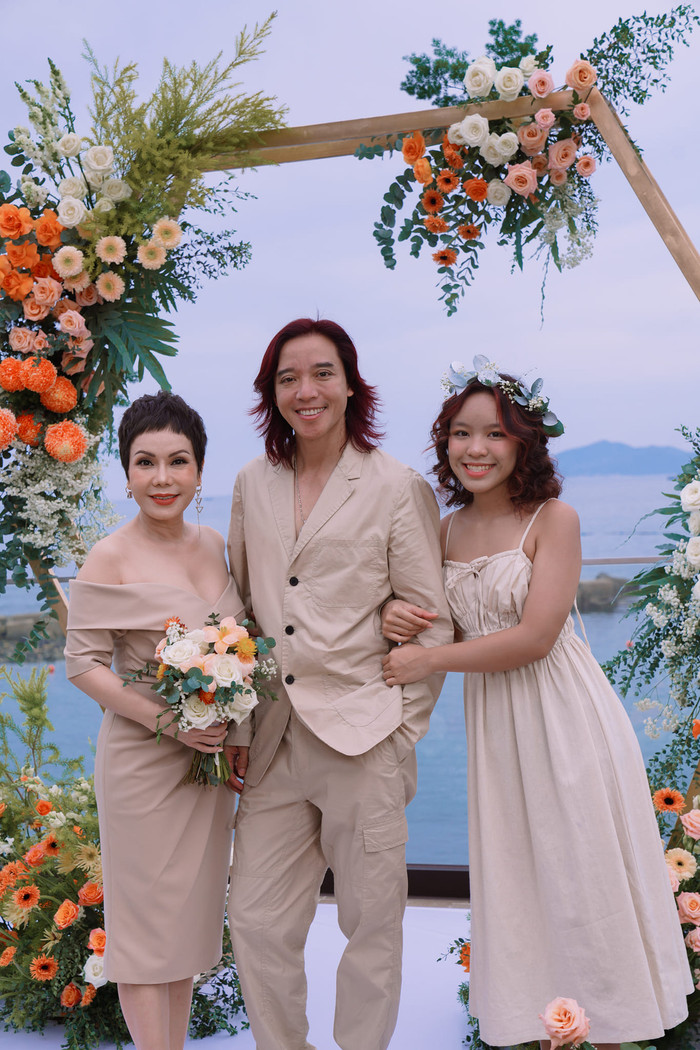 Sao nữ Vbiz vừa kỷ niệm 18 năm ngày cưới, sự xuất hiện của con gái cưng gây chú ý.