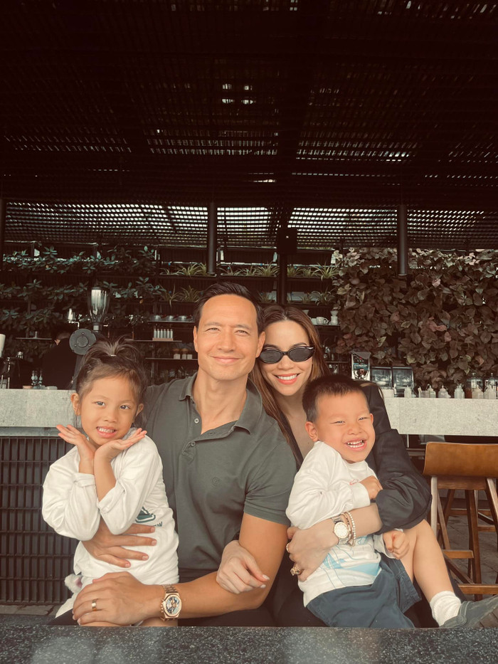 Kim Lý khoe khoảnh khắc bên Hồ Ngọc Hà và 2 con.