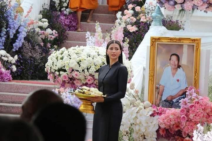 Á hậu Hoàn vũ 2023 bên di ảnh của người bà kính yêu.