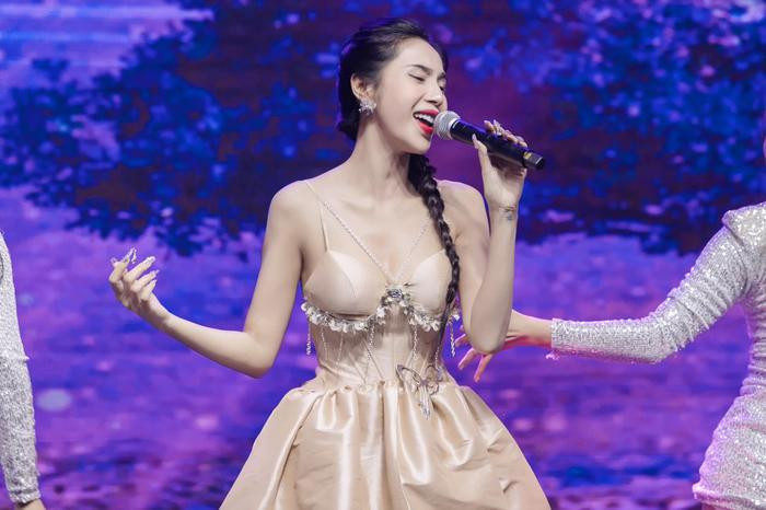 Ngoài giọng hát, ca sĩ Thủy Tiên còn có khả năng sáng tác. Cô sở hữu nhiều ca khúc hit do chính mình tự tay 'chắp bút'.