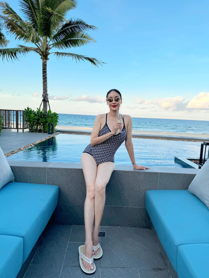 Hà Kiều Anh diện mẫu áo tắm nghìn đô, khoe vóc dáng nóng bỏng ở tuổi 48.