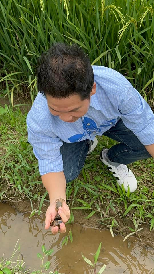 Nam ca sĩ đình đám thích thú nơi đồng quê.