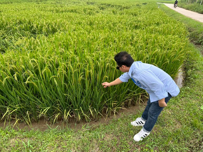 Nam nghệ sĩ bị soi khoảnh khắc mò cua bắt ốc nhưng có chi tiết sai sai Ảnh 1