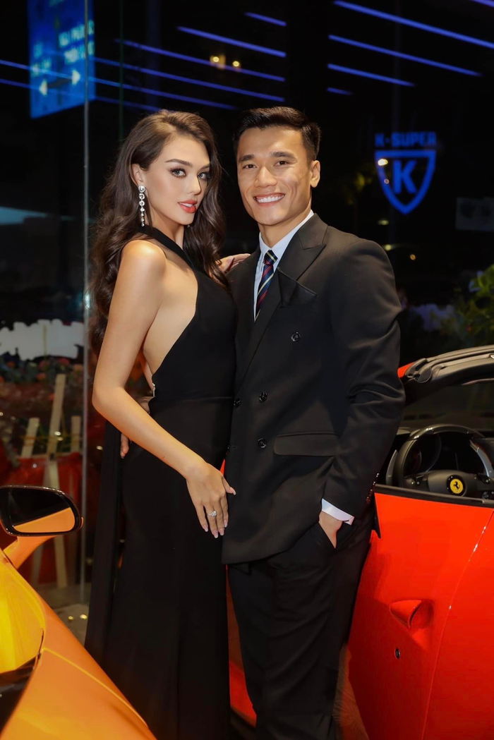 Tháng 7 vừa qua, thủ môn Bùi Tiến Dũng rời CLB HAGL để ký kết hợp đồng với CLB TP.HCM với mong muốn được gần vợ con. Do, vợ anh chàng đang muốn phát triển sự nghiệp người mẫu tại Thành phố này. 