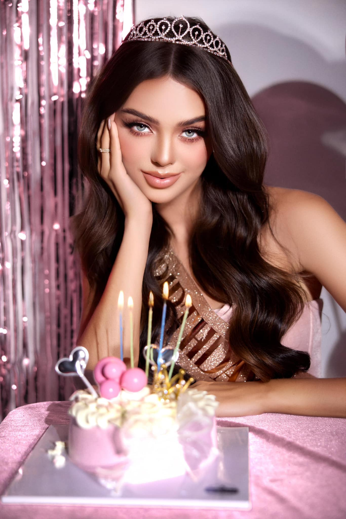 Dianka đội thêm vương miện, đeo sash khiến cộng đồng mạng liên tưởng đến hình ảnh của một 'cô hoa hậu'. Gương mặt sắc sảo của vợ thủ môn Bùi Tiến Dũng được tôn gấp 10 lần nhờ tôn trang điểm mắt khói kết hợp màu môi nude. 