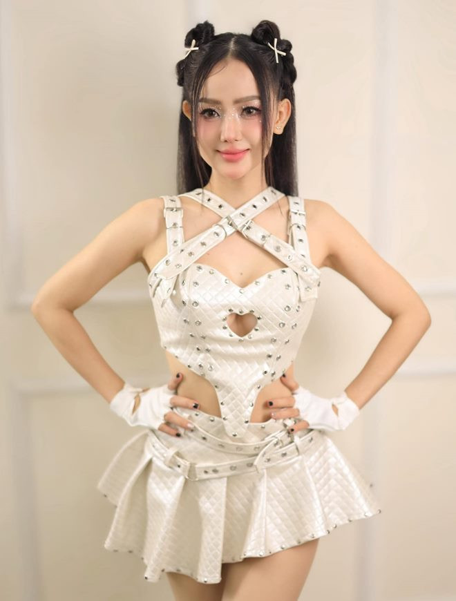 Bạn gái Liên Bỉnh Phát nói rằng, đời thường cô giản dị nhưng khi đi hát thì chỉn chu hơn “để bước lên sân khấu người ra thấy hình ảnh ca sĩ tươm tất”.