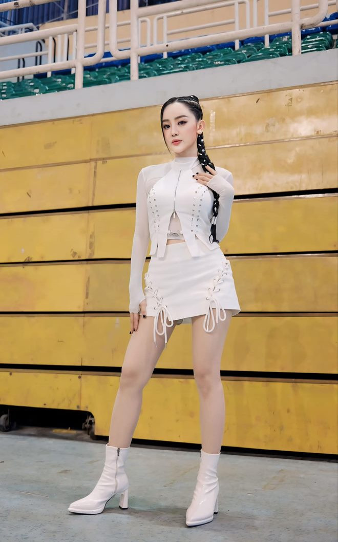 Nữ ca sĩ từng tham gia Giọng hát Việt và thuộc đội của Đông Nhi. Trước đó, khi tung album solo, cô được gọi bằng biệt danh 'bản sao Jang Nara'.