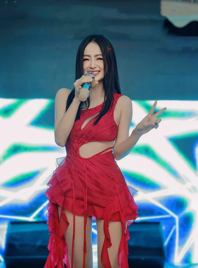 Ngọc Kayla có phong cách thời trang gợi cảm. Cô cũng từng là một hot girl.