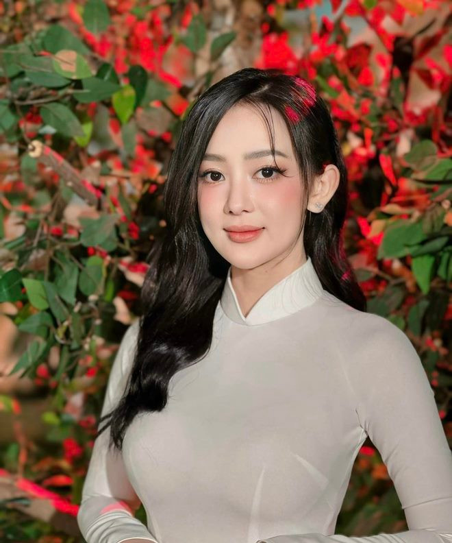 Người đẹp dí dỏm chia sẻ trong một cuộc phỏng vấn: “Có một thời điểm mà nổi lên phong trào hot boy, hot girl nên chắc mình cũng được biết đến lúc đó chứ bây giờ thì hết hot rồi, già rồi”.