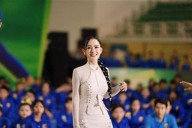 Ngọc Kayla tên thật là Phan Thị Ngọc Thương, sinh năm 1991. Cô gia nhập nhóm Mắt Ngọc năm 2015 và được ưu ái đứng ở vị trí trung tâm.