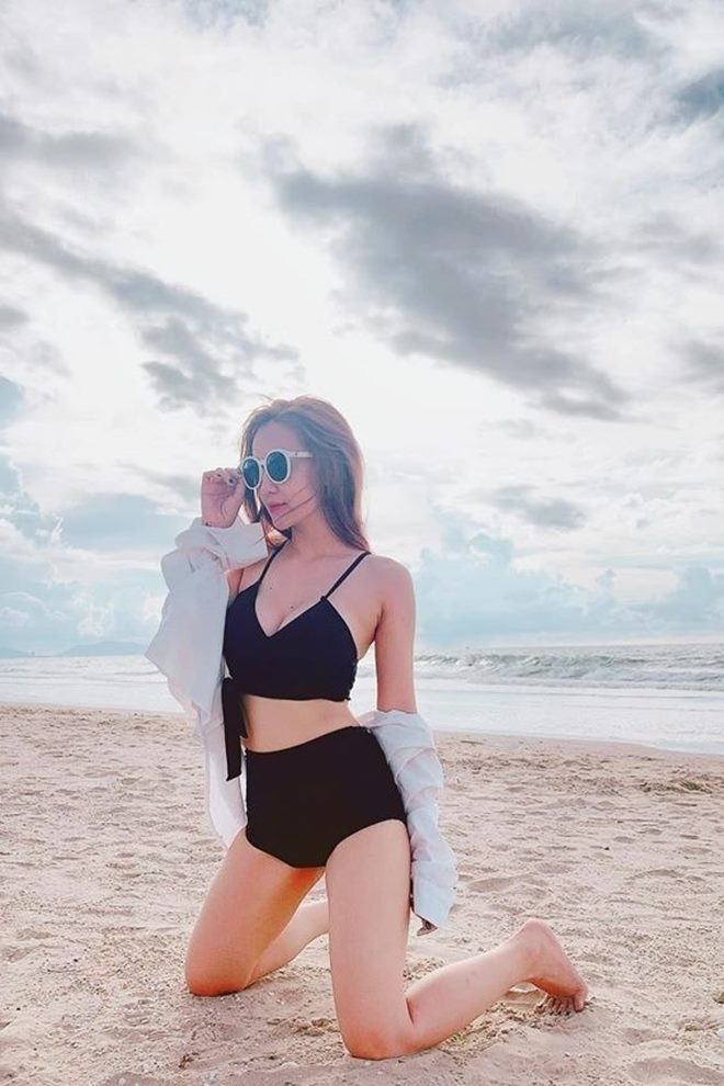 Có một dạo, phong cách sexy của nữ ca sĩ gây tranh cãi. Một số fan lâu năm cho rằng cô không phù hợp với hình tượng trẻ trung, ngọt ngào mà Mắt Ngọc đã xây dựng trong nhiều năm qua.