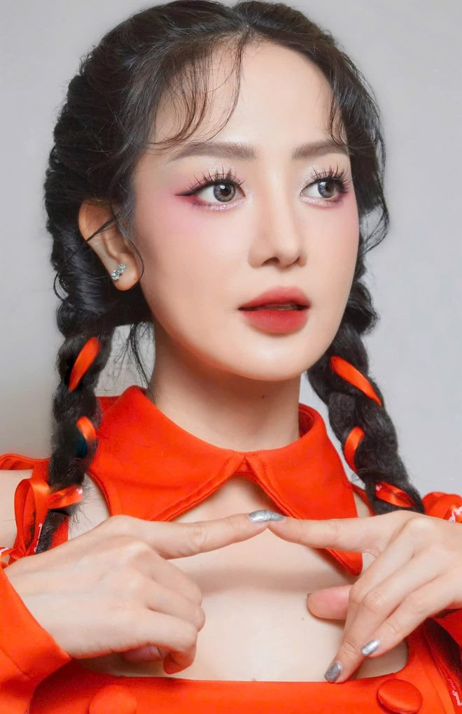 Cô nàng điều chỉnh bản thân để hòa hợp hơn với 2 thành viên còn lại của nhóm, từ đó dần dần chiếm được cảm tình của khán giả.