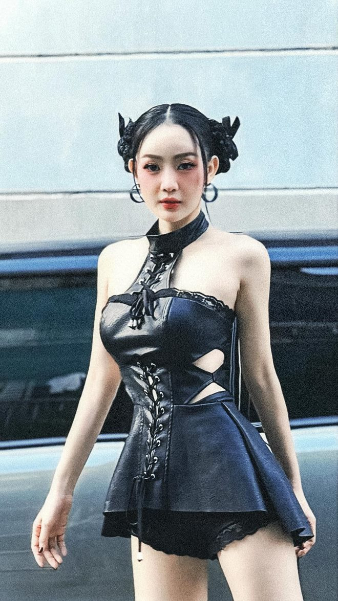 Khi được hỏi về việc giữ kín mối quan hệ tình cảm trong suốt thời gian dài, nữ ca sĩ chia sẻ rằng ai cũng có người đồng hành trong cuộc sống, không chỉ riêng nghệ sĩ.