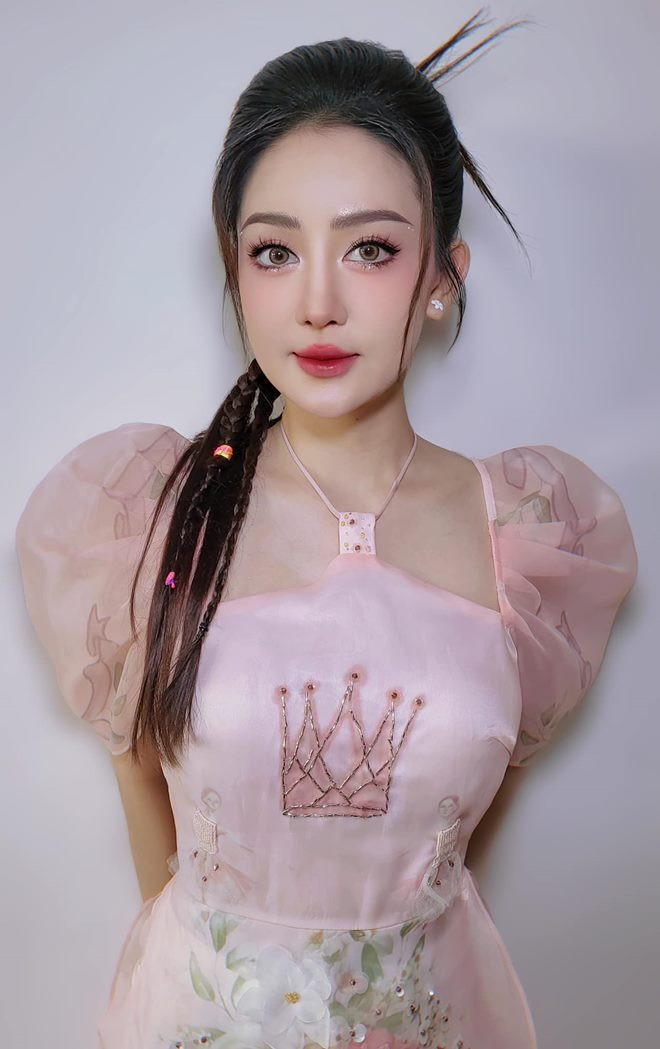 Theo chia sẻ của bạn trai Ngọc Kayla, cả hai được bố mẹ hai bên ủng hộ cưới hỏi. Liên Bỉnh Phát khẳng định: 'Chuyện này chắc chắn sẽ có trong tương lai, nhưng chưa phải bây giờ'.