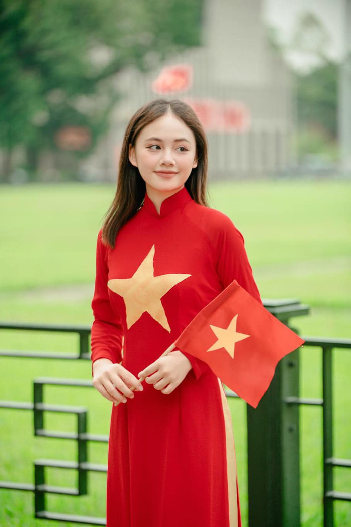 Con gái màn ảnh của Hồng Diễm khoe visual sáng bừng khi diện áo dài