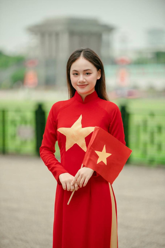 Nhan sắc Hồng Nhung nhận nhiều lời khen ngợi