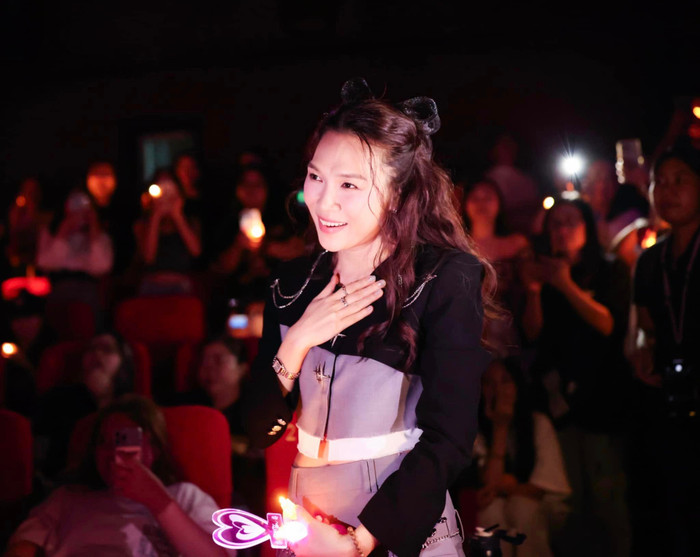 Mỹ Tâm 'cười tít mắt' vì hành động của một bé gái trong rạp chiếu phim Ảnh 3