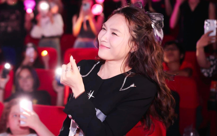 Mỹ Tâm 'cười tít mắt' vì hành động của một bé gái trong rạp chiếu phim Ảnh 2