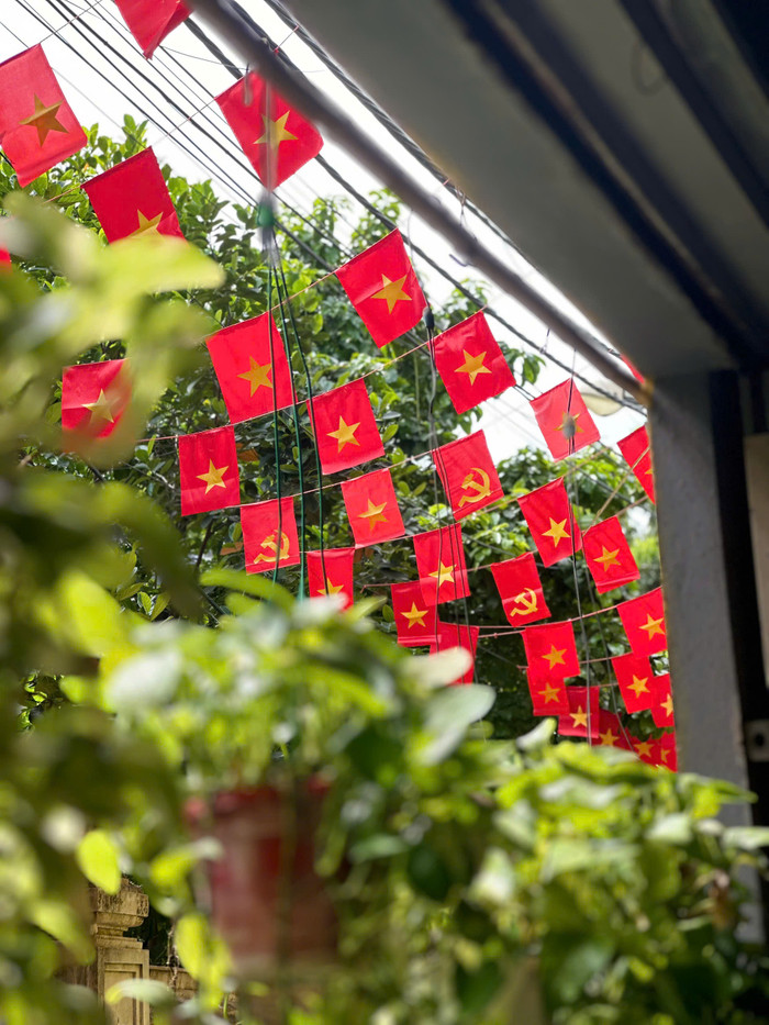 Những dây cờ đỏ thắm được treo kín khắp đầu con ngõ thuộc khu di tích nổi tiếng Hà Nội. 