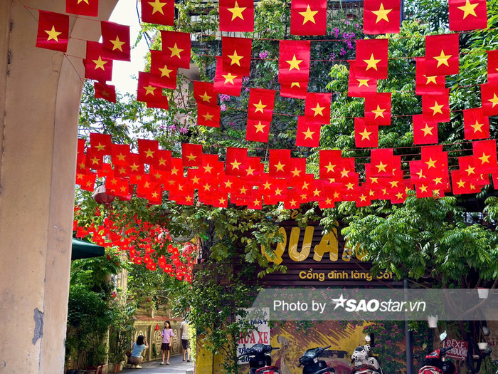 Ý tưởng treo cờ là của anh Hoàng Quân, quán cà phê ngay đầu ngõ vào đỉnh làng Cót.