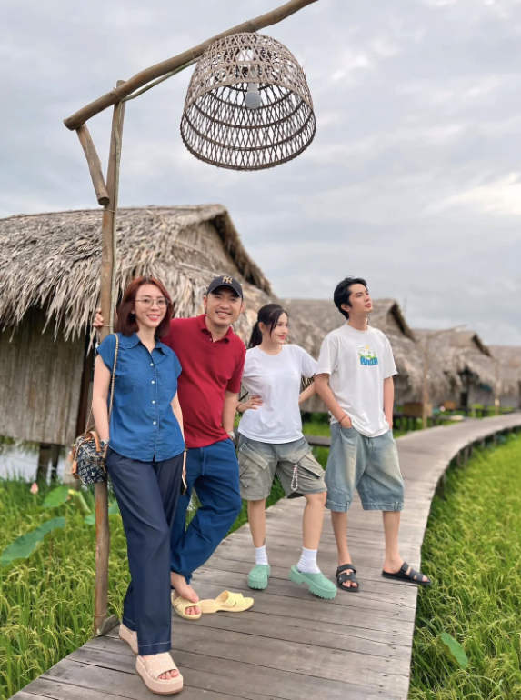 Cách đây ít ngày, Khả Như và Huỳnh Phương còn chuyến du lịch ở Đồng Tháp cùng vợ chồng Thu Trang - Tiến Luật.