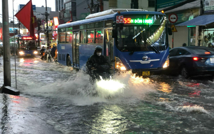 TPHCM: Mưa lớn dịp lễ 2/9, nhiều tuyến đường ngập sâu, xe cộ tắt máy Ảnh 2