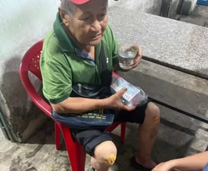 Cụ ông bán vé số, người bị lũ cuốn trôi và được người dân đồng lòng giúp đỡ thoát khỏi tình huống nguy hiểm.