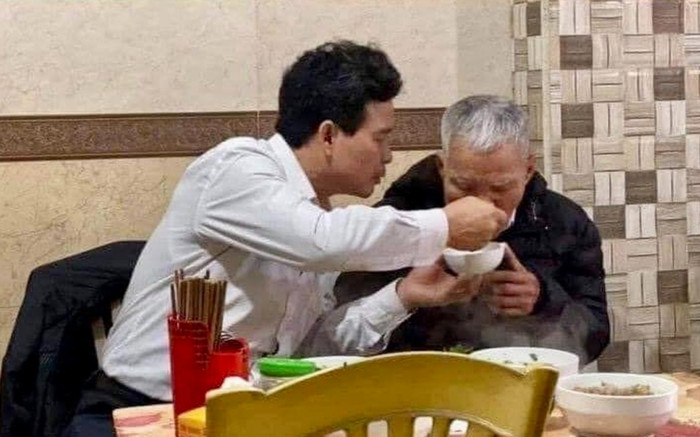 Con trai đút bún cá cho bố già, câu chuyện khiến dân tình xúc động rơi nước mắt Ảnh 2