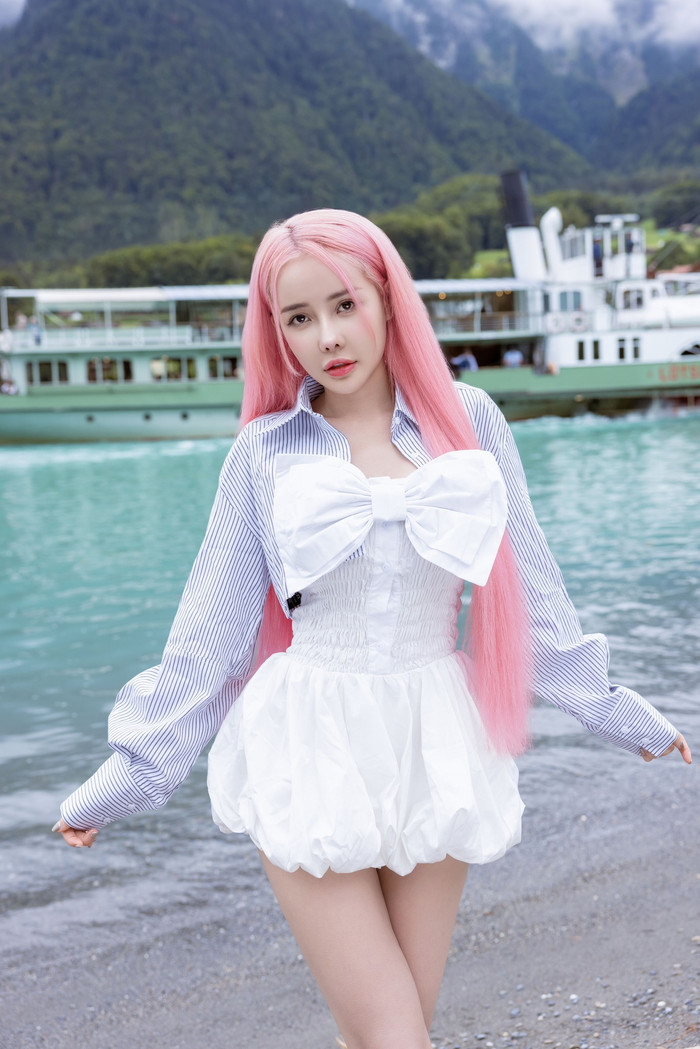 Ngân 98 trong chuyến lưu diễn nước ngoài.