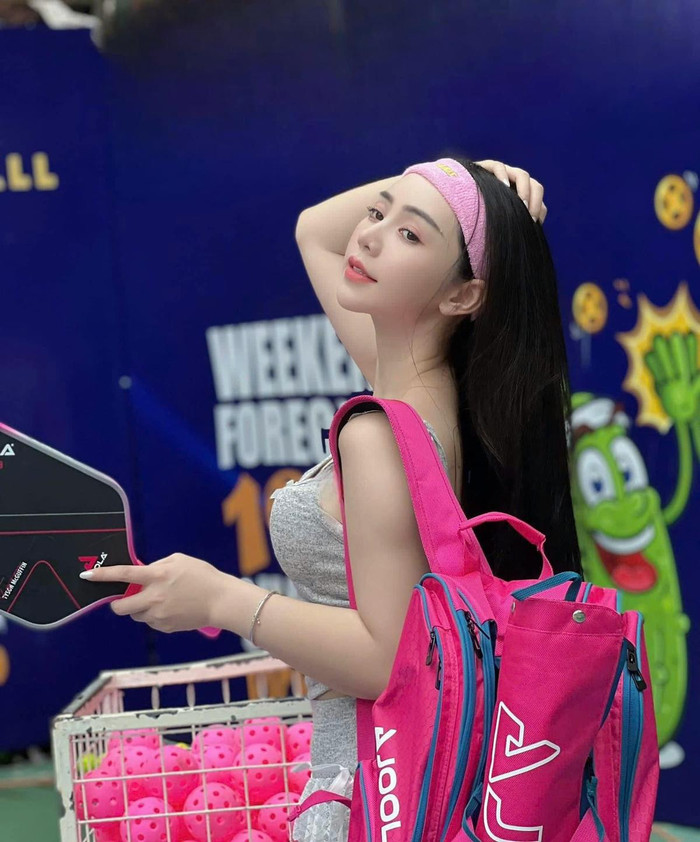 Quỳnh Kool từng gây tranh cãi khi lựa chọn trang phục tập pickleball chưa phù hợp. 