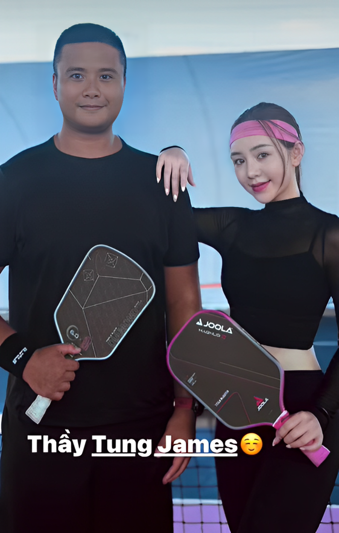 Quỳnh Kool khoe thân hình nóng bỏng bên thầy hướng dẫn chơi pickleball. 