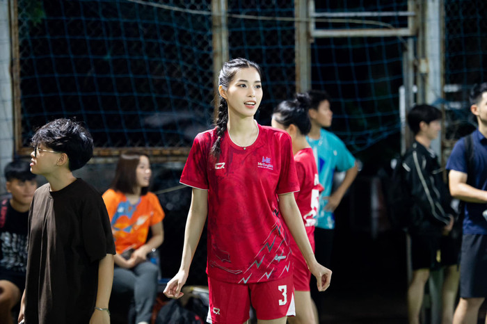 Hình ảnh mới nhất của Đặng Thu Huyền, cô nàng khá hào hứng khi tham gia thi đấu bóng đá giao lưu với những người bạn thân thiết. Ảnh: FBNV