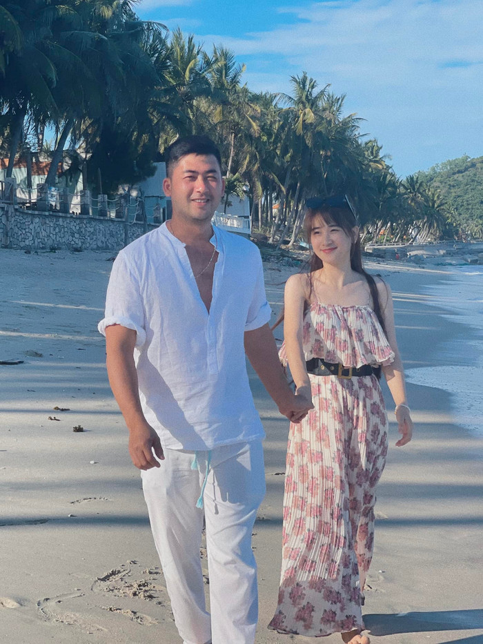 Diễn viên Bảo Anh và vợ vừa kỷ niệm 12 năm yêu nhau.