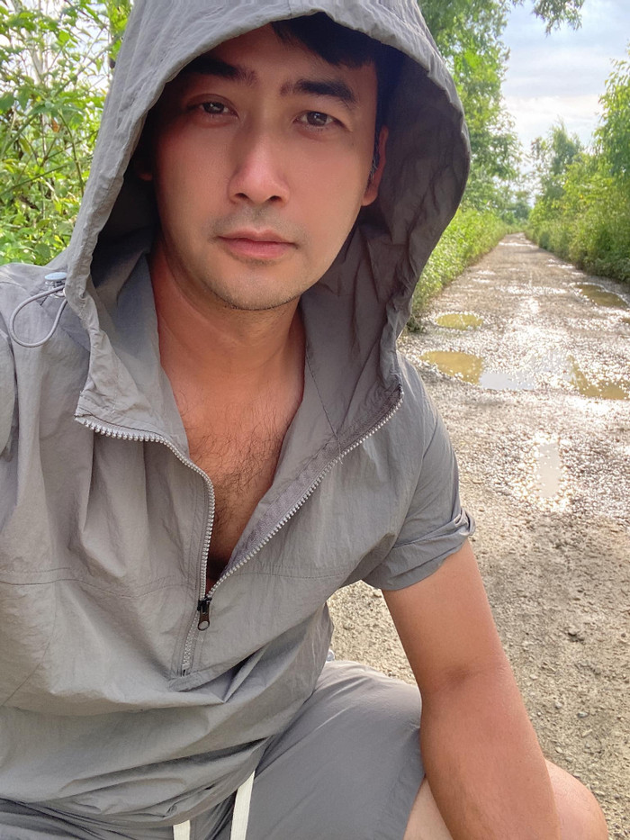 Nam diễn viên yêu thích cuộc sống bình yên ở ngoại ô. Mỗi năm, anh thường tập trung đóng phim trong khoảng 5-6 thàng, còn lại dành nhiều thời gian cho gia đình nhỏ. 