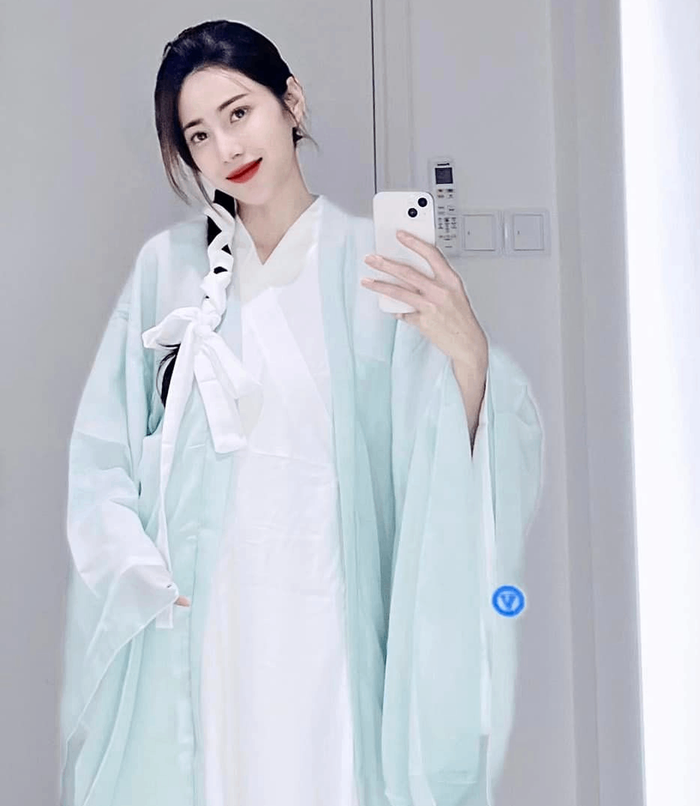 Nhan sắc xinh đẹp của Thủy Tiên ở tuổi 35. Thủy Tiên thử hai layout trang điểm khác nhau khi mặc trang phục cổ trang. 