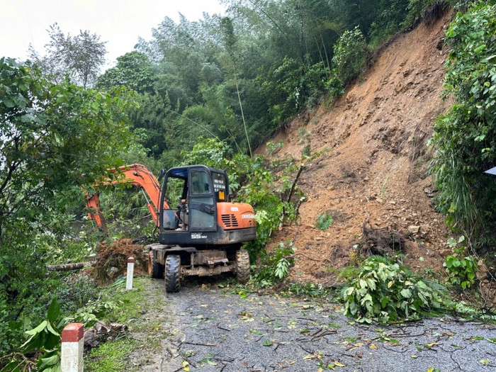 Việc tiếp cận hiện trường khá khó khăn do thời tiết và liên lạc. Ảnh: báo Cao Bằng