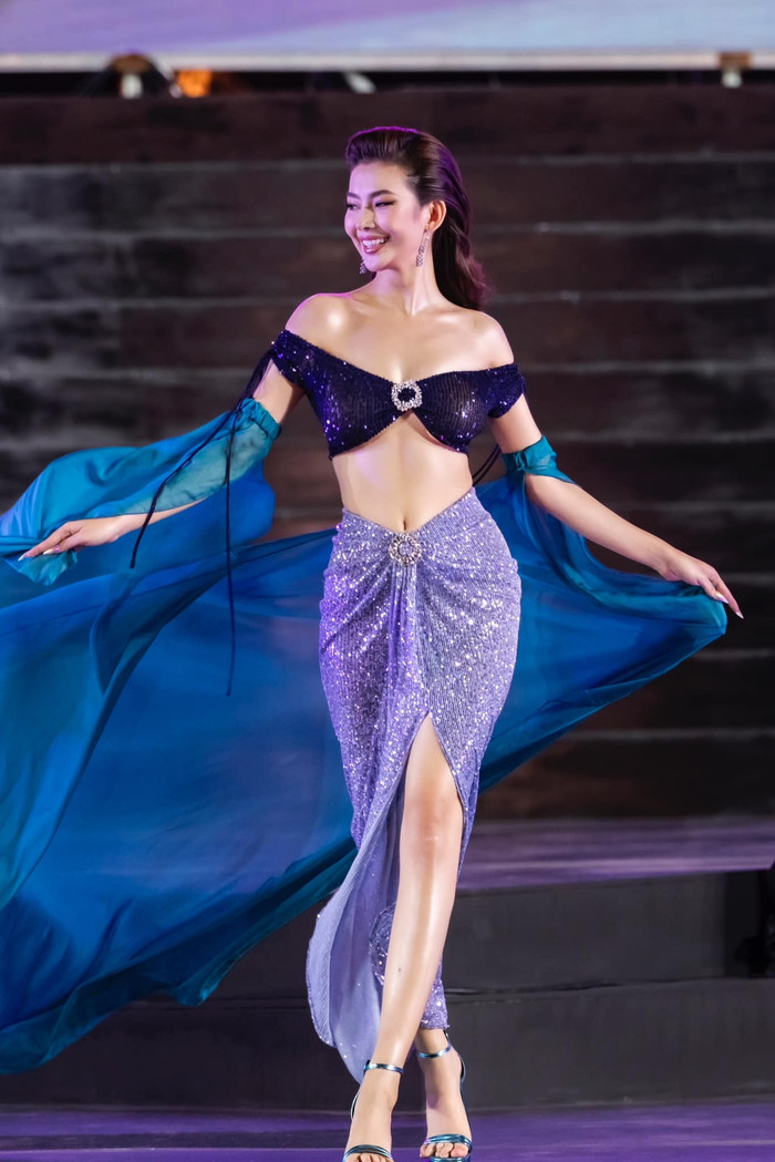 Đinh Thị Triều Tiên - người đẹp Phú Yên ghi điểm với chiều cao thu hút 1m75 cùng số đo hình thể cân đối 81-60-94 cm. Cô từng đăng quang ngôi vị Á khôi 2 - Hoa khôi Sinh viên Việt Nam 2017. Những thử thách đầu tiên tại Miss Universe Vietnam 2024, cái tên Đinh Thị Triều Tiên còn khá an toàn. Song, người đẹp đã 'phá kén', chứng minh bản lĩnh trong chặng đua 'nước rút'. Đinh Thị Triều Tiên cũng được đánh giá là nhân tố đáng gờm cho chiếc vương miện Miss Universe Vietnam 2024.