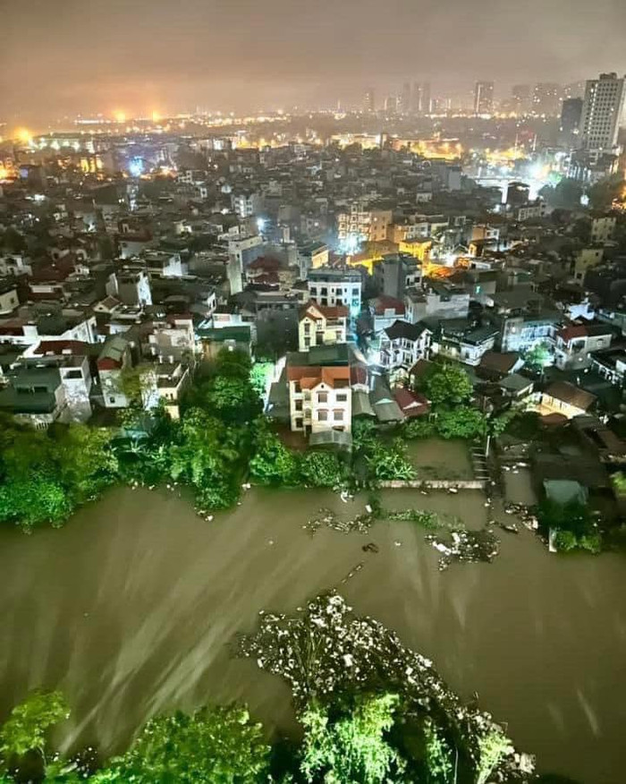 Nhiều nơi ở Hà Nội ngập nặng do mưa lớn những ngày qua